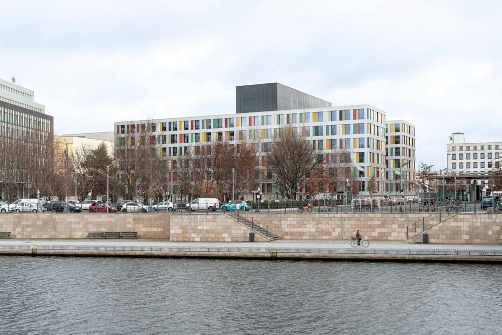 To a major degree, the new building consists of prefabricated timber modules. Planting new trees will compensate the amount of timber used for construction within the next 15 years.