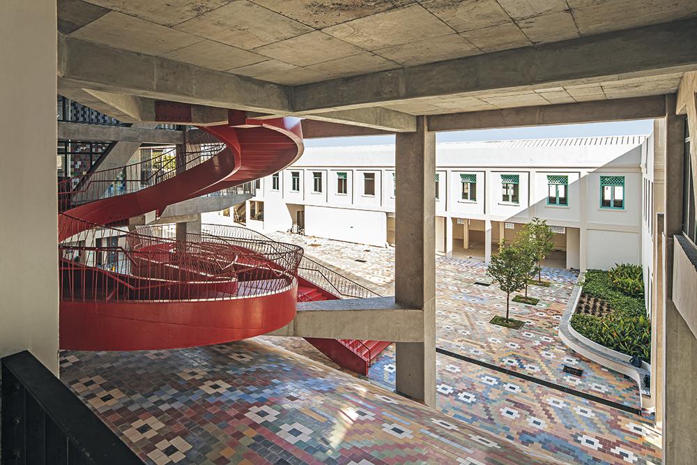 Die skulpturale Treppe ist die Haupterschließung zwischen den Geschossen. Zusätzlich verbindet sie den Platz mit der öffentlich zugänglichen Dachterrasse.