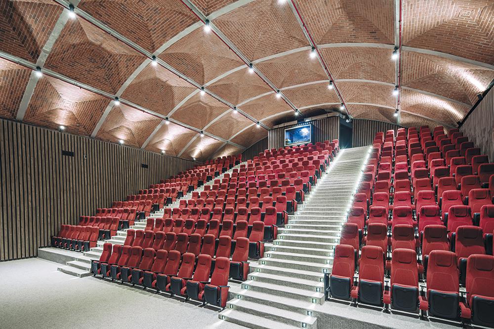 Block Research Group developed the Catalan vault over the auditorium. It is reinforced with concrete ribs to withstand the area’s frequent earthquakes.
