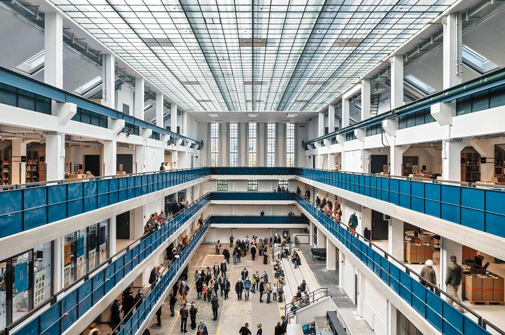 Die alte Transformatorenhalle wurde saniert und dient nun als Foyer. Auf den umlaufenden Galerien stehen die Bücherregale der Stadtbibliothek.
