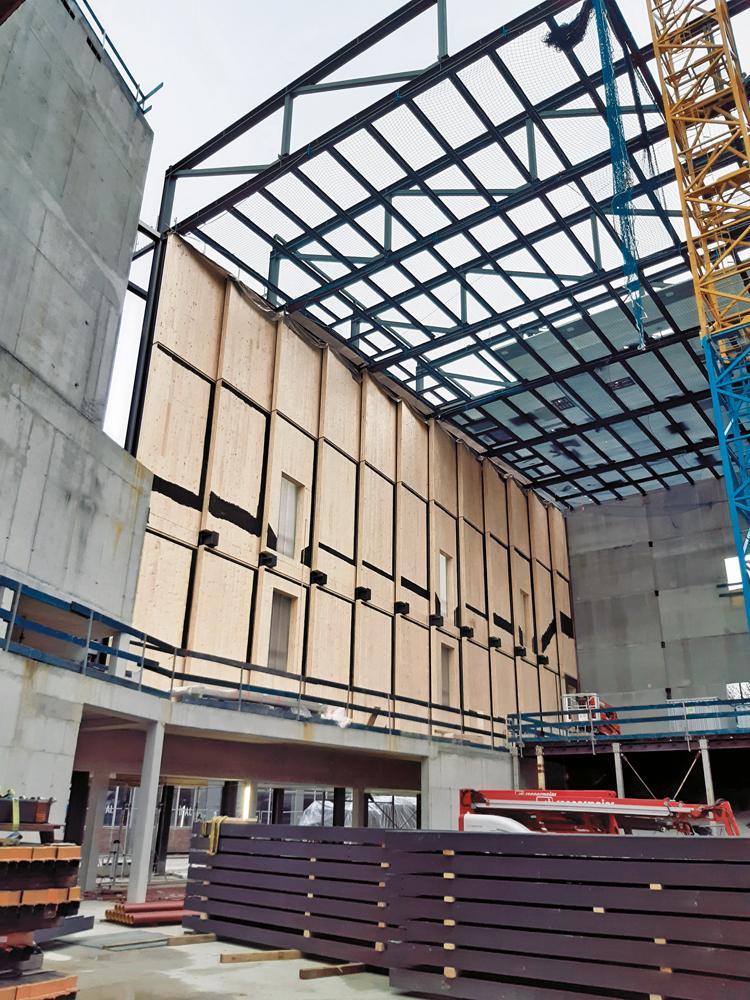 Die Brettsperrholzelemente für die seitlichen Trennwände wurden im unbehandelten Zustand montiert. Dagegen kamen die Deckenelemente bereits mit fertig lasierten Oberflächen auf die Baustelle.