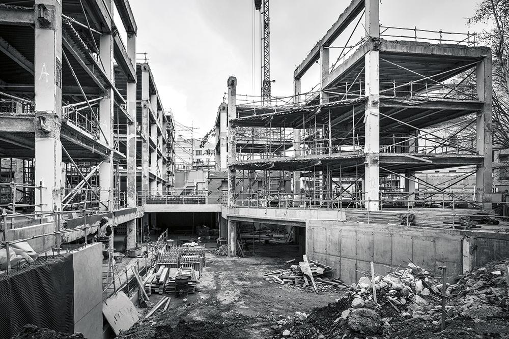 Vier Werkhallen mit einem Brettschichtholzskelett von je 21 m Spannweite bilden die Grundstruktur der Fabrik. Sie umgeben einen zentralen, kreisrunden Innenhof.
