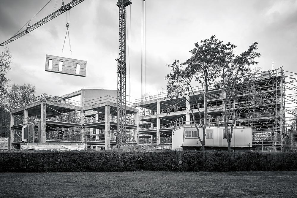 Die geschosshohen Fassadenelemente wurden in der Nähe von Paris vorgefertigt und vor Ort an dem komplett entkernten Stahlbetonskelettbau befestigt.