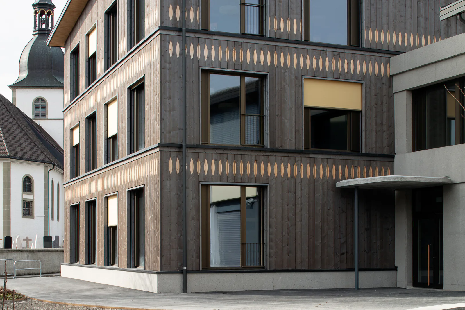 Die Fassade des Erweiterungsbaus besteht aus vorvergrautem Fichtenholz.