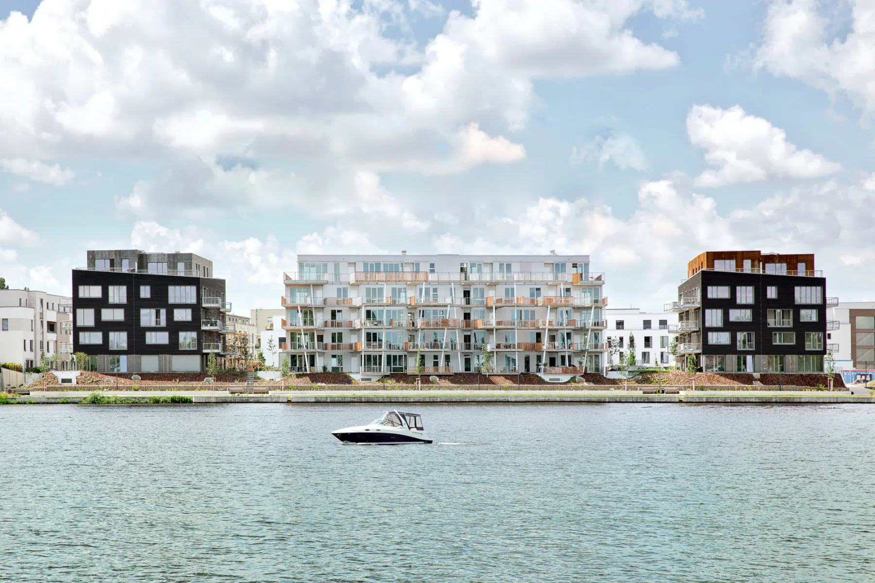 Der Wohnungsbau im Südosten von Berlin wartet mit einem außergewöhnlichen Hybrid aus Privatbalkonen und Laubengängen auf.