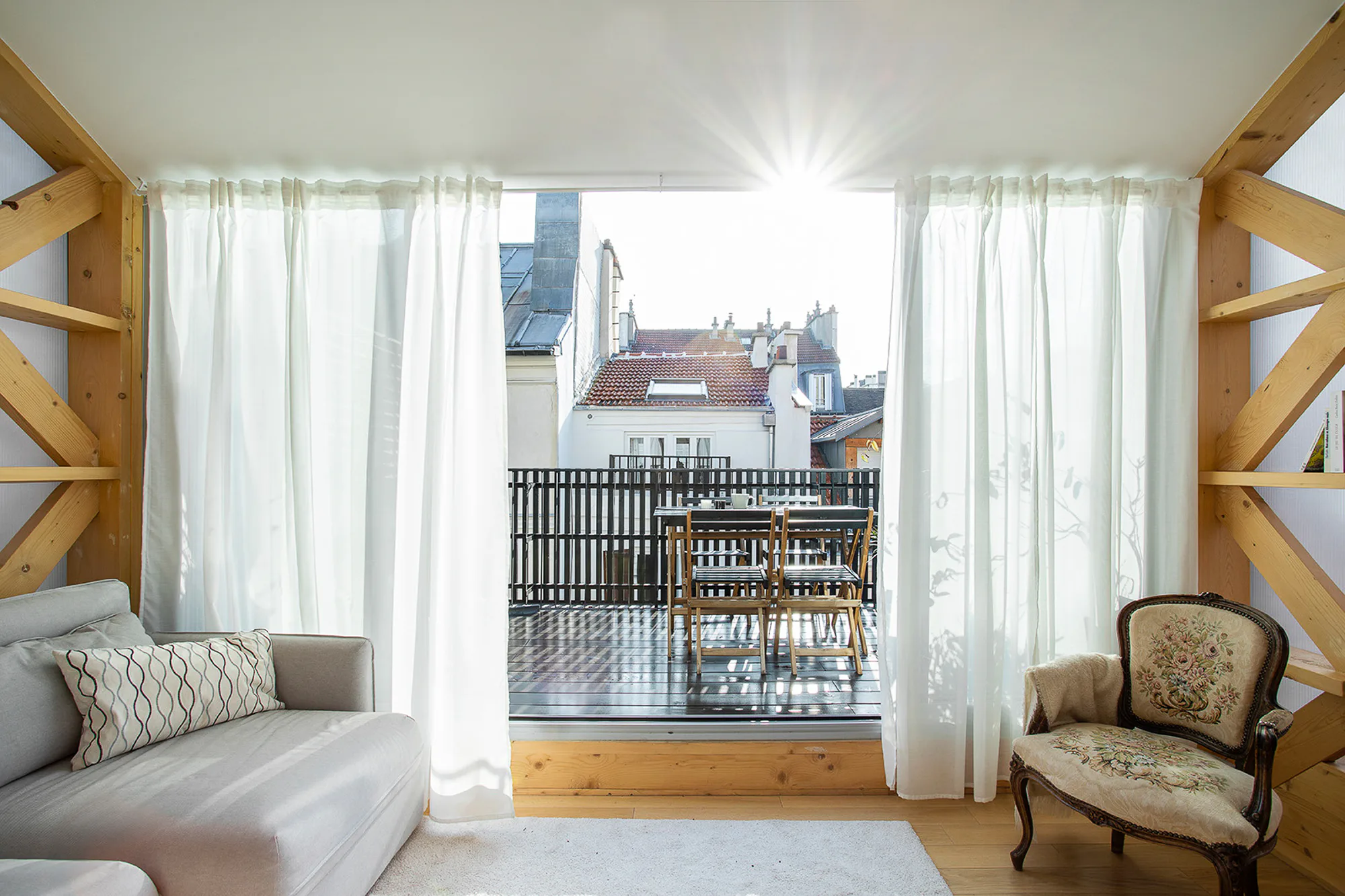 Im Dachgeschoss liegt das Wohnzimmer der Familie mit einem Zugang zum Balkon.