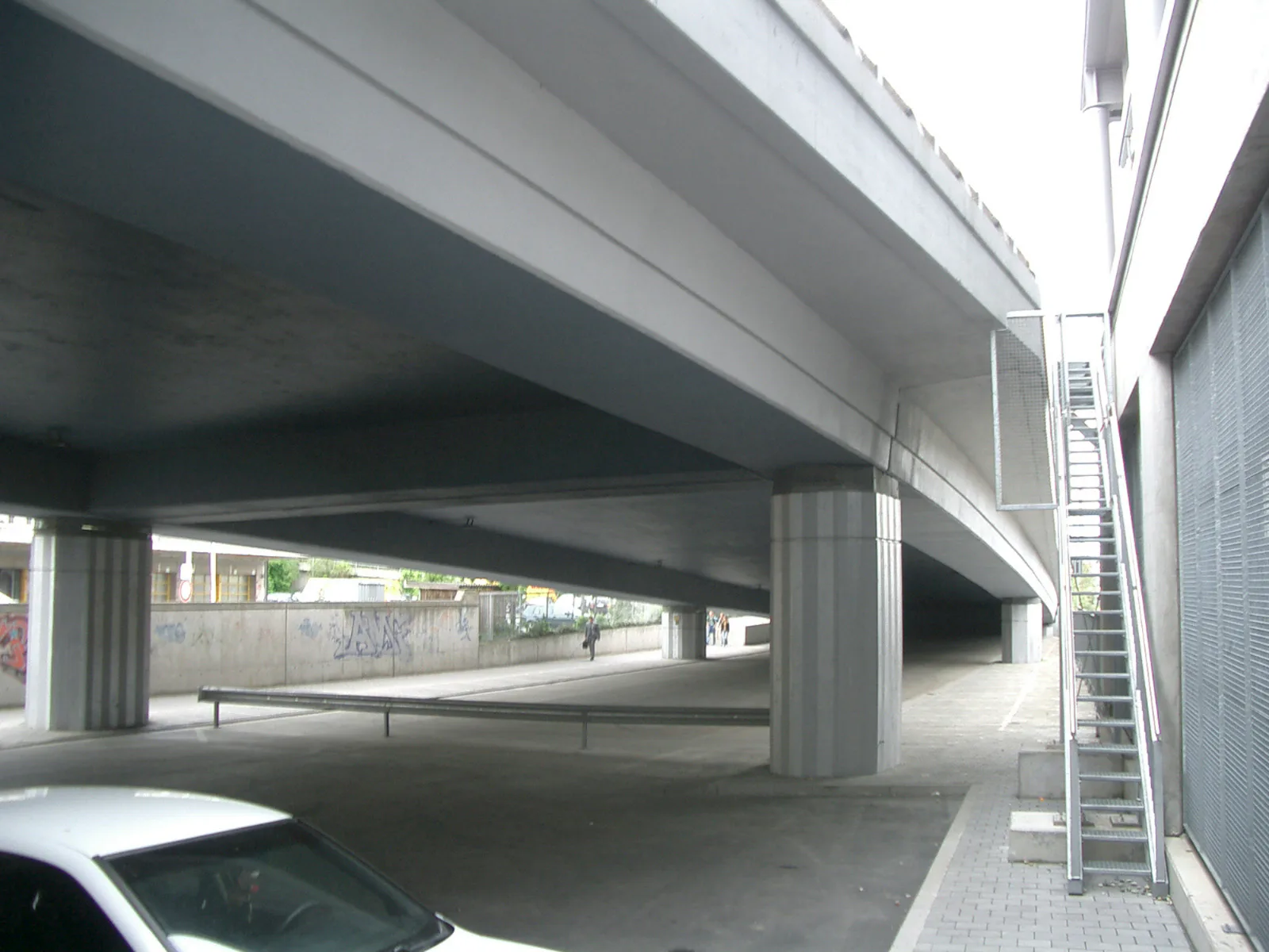 Brachfläche unter der Hochstraße, Zustand vor dem Umbau