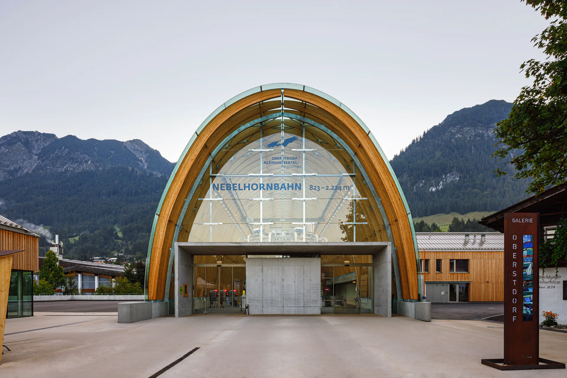Die Front der Seilbahnstation hat die Form einer Parabel.