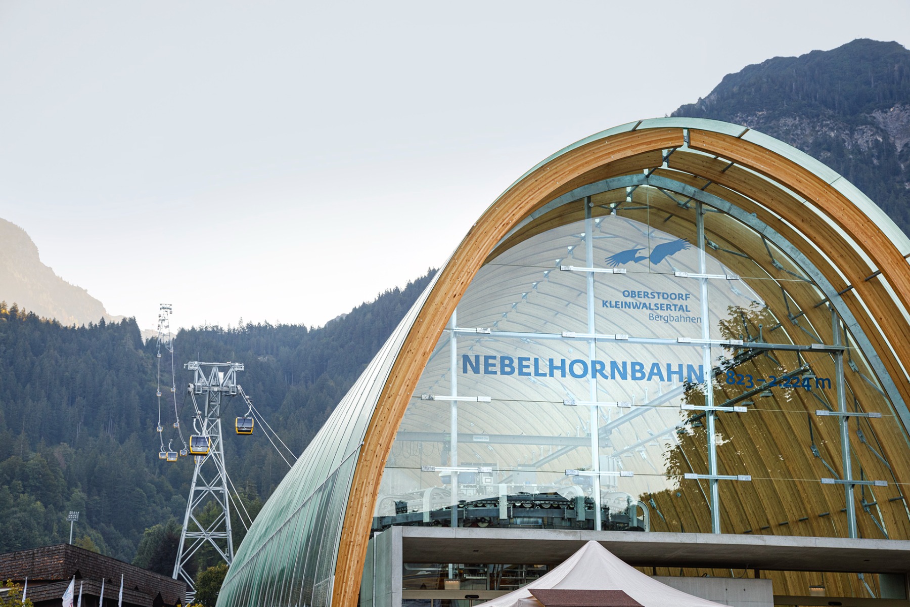 Seilbahnstation in Oberstdorf aus Glas und Holz