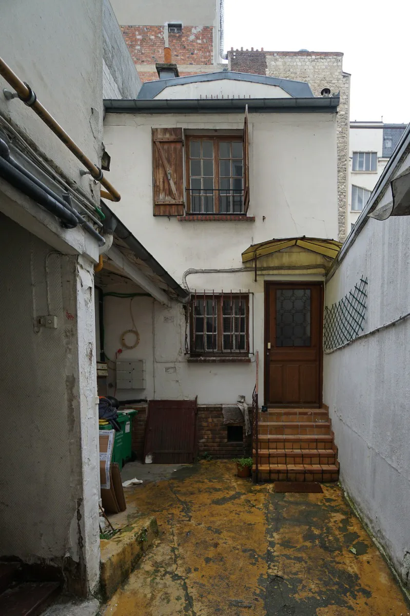 Als die Bauherren ein verfallenes zweistöckiges Haus in einem Pariser Hinterhof kauften, war zunächst unklar, ob ein Umbau oder eine Aufstockung überhaupt eine Aussicht auf Genehmigung haben würde.