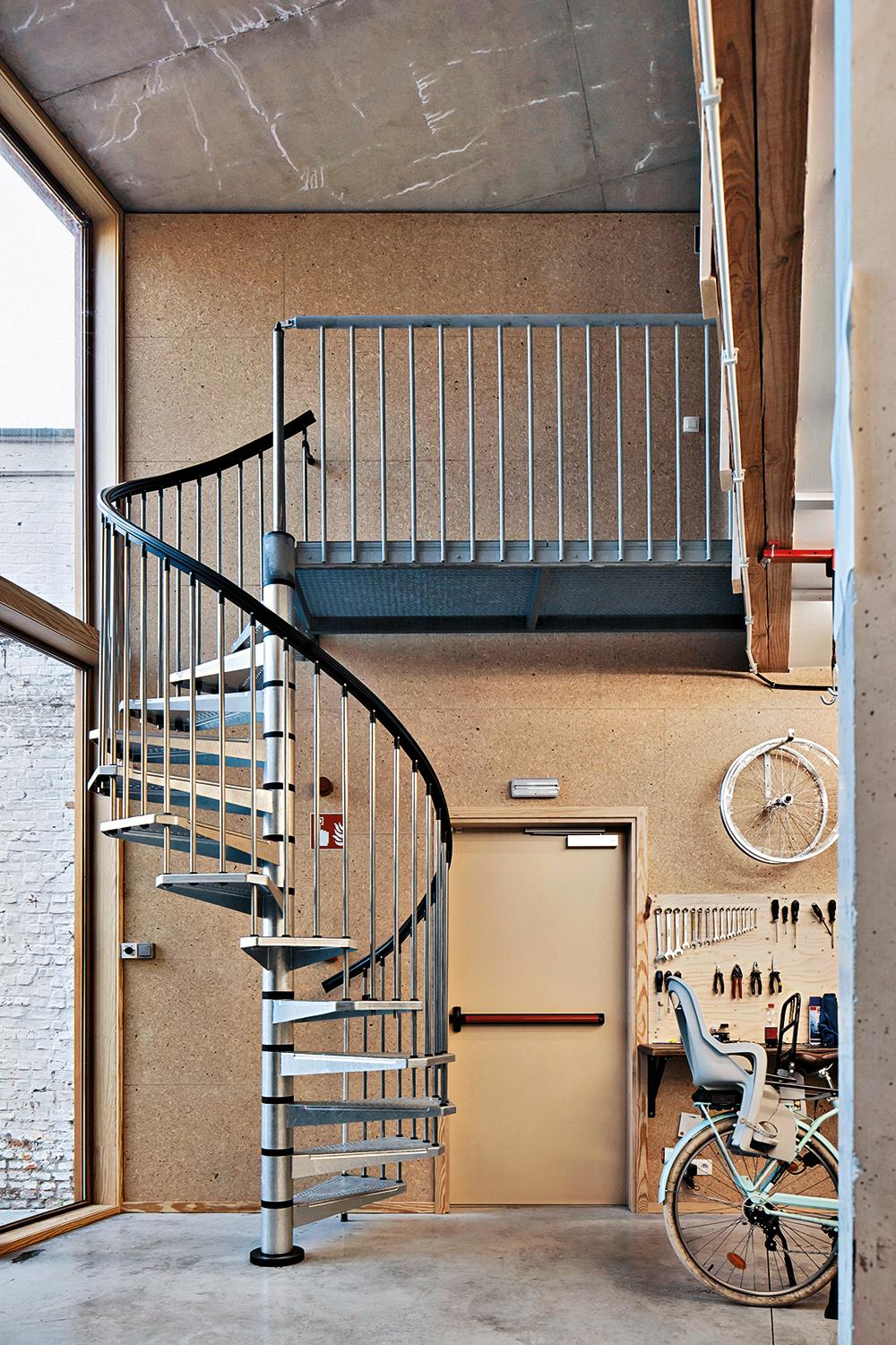 Die stählerne Wendeltreppe wurde wie der Rohbau an eine externe Firma vergeben.