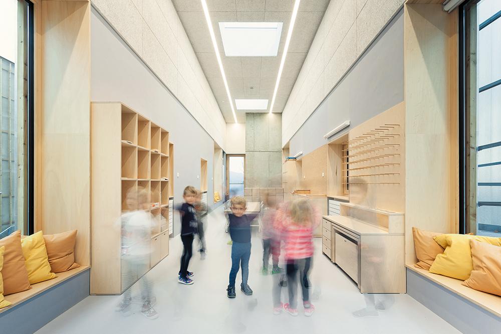 Die lichte Raumhöhe im Obergeschoss beträgt 4,7 m. Der schmale Spielbereich wirkt dadurch großzügig. Oberlichter öffnen den Raum nach oben.