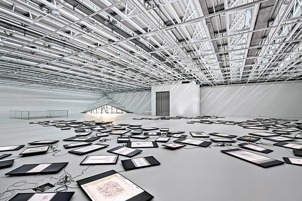 Für das Designmuseum Mudac schufen die Architekten einen großen stützenfreien Oberlichtsaal. Nur an der Gebäudeecke fällt der Blick ins Freie.