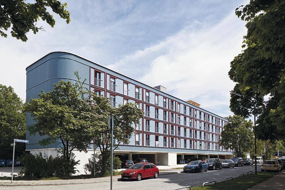 Die 100 Apartments beim Pilotprojekt Woh ­ nen am Dantebad in München wurden 2016 in nur zwölf Monaten geplant, genehmigt und errichtet.