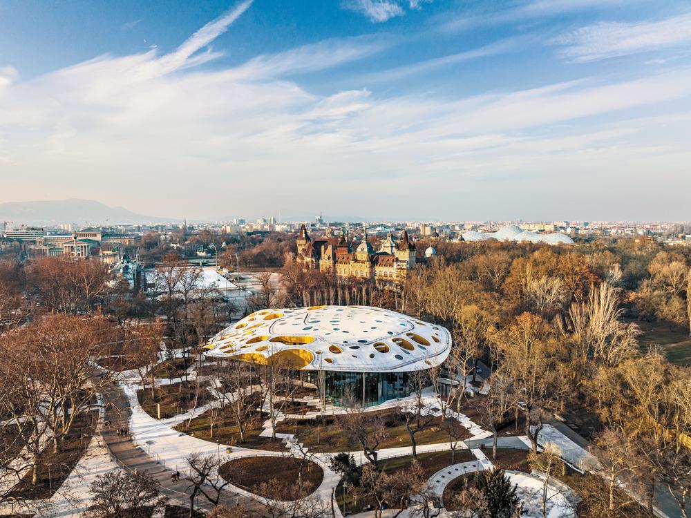 Der Budapester LigetPark ist reich an architektonischen Kontrasten: Vorn das House of Music, hinten die Burg Vajdahunyad von 1896.