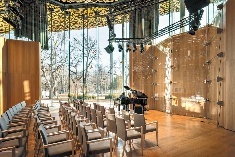 Der Konzertsaal im Erdgeschoss ist dagegen von Glaswänden umgeben.