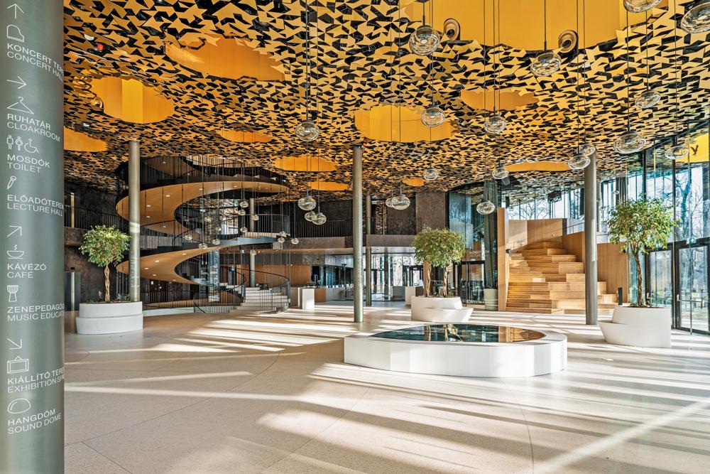 Vor allem im Foyer kommt das Blätterdach eindrucksvoll zur Geltung. Wendeltreppen führen hinauf ins Dachgeschoss und hinunter ins Musikmuseum.