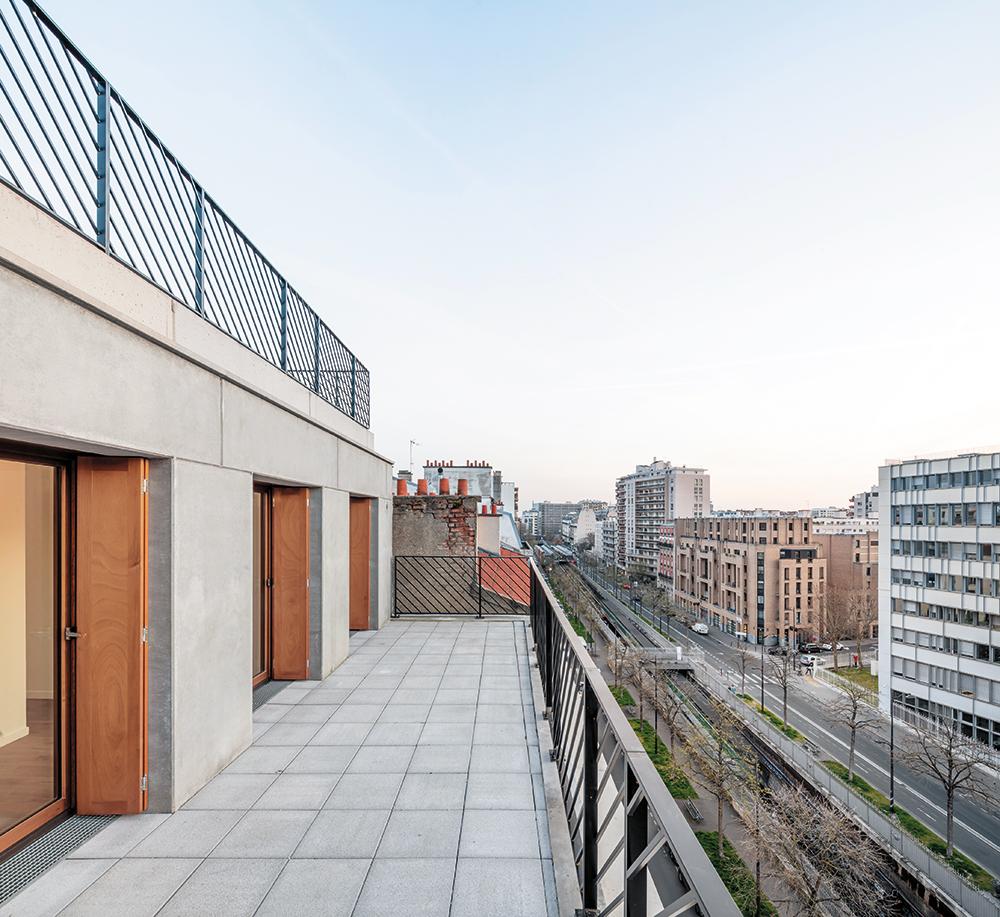 Ein Bereich der großen Terrasse über dem fünften Geschoss ist als Gemüsegarten angelegt. Den Rest der Flächen bedecken Betonplatten.