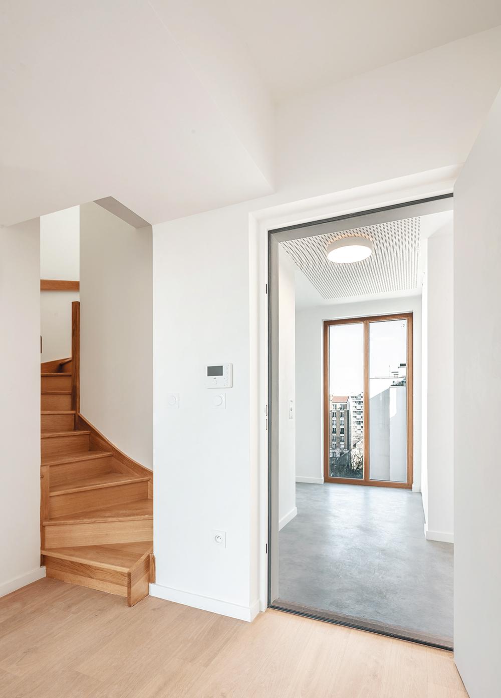 Zwei Maisonette-Wohnungen ergänzen das Raumprogramm des sozialen Wohnungsbaus.