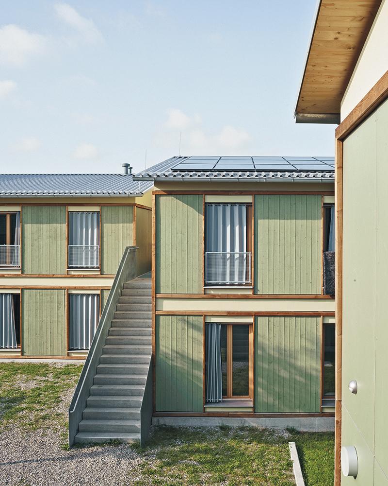 In order to completely meet the heat pump energy demands of 22 kW, 120 solar modules are distributed across the roofs of two of the four houses. The photovoltaic system covers altogether 196 m2 and achieves a yield of 30 kWp. Excess power is fed into the grid of the municipal electricity provider.