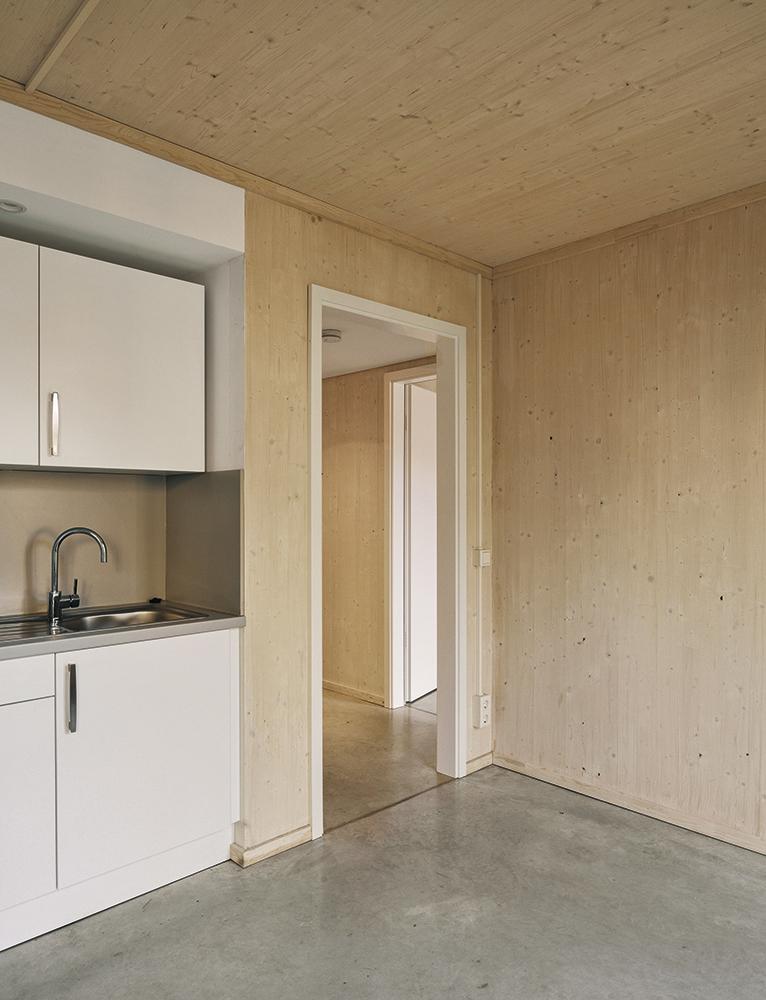 Die Fußbodenheizungen der Häuser werden von einer Erdwärmepumpe und einer Gastherme gespeist. Die Holzdecken sind nur im Bad und über der Küchenzeile verkleidet.