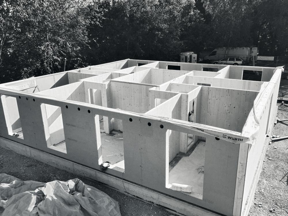 Die tragenden Wände im Innern sind aus Brettsperrholz. Die Gebäudehülle besteht aus Holzständerelementen mit Einblasdämmung. Die Holzverschalung wurde vor Ort angebracht.