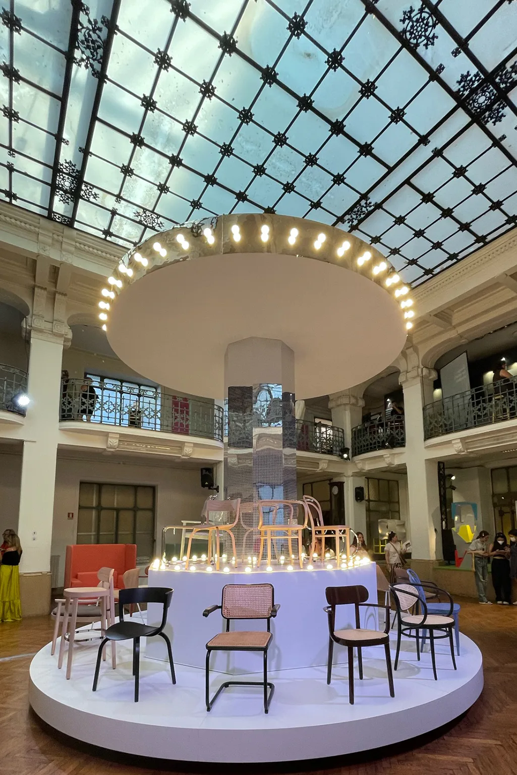 Thonet Karussell im Circolo Folologico – mit Neuheiten unter anderem von Sam Hecht