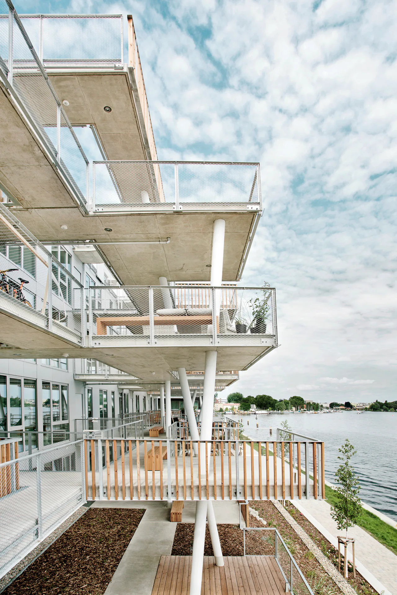 Vor den Wohnungseingängen liegen halbprivate Balkone.