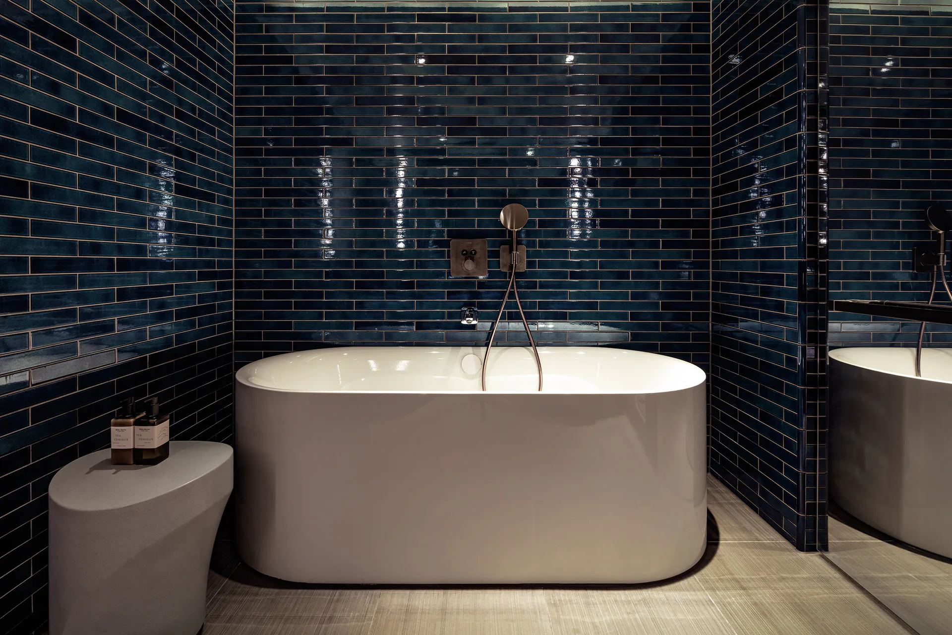 Eines der Wannenmodel von Bette im Hotel The Londoner ist die BetteStarlet Flair Oval, eine ovale Zweisitzer-Badewanne mit zentralem Ablauf