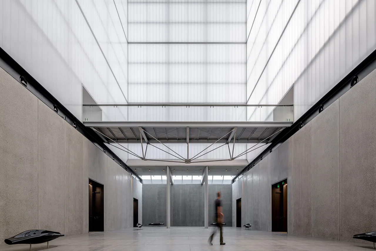 Die Polycarbonatpaneele sorgen für ein weiches und gleichmäßiges Licht in der Halle.