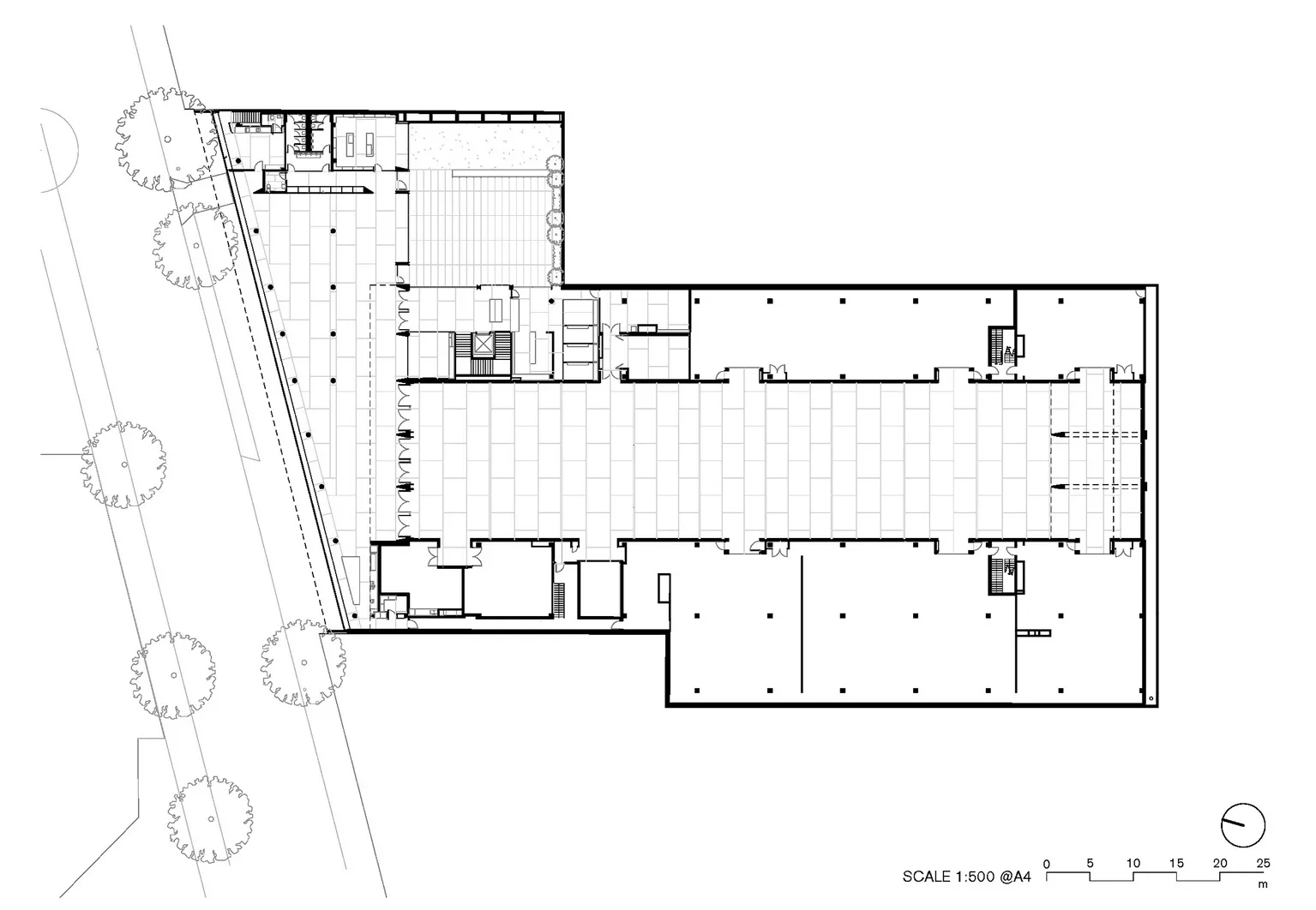 Im Obergeschoss sind der Empfang, die Verwaltung, die Bereiche Forschung und Konservierung, eine Bibliothek, ein Skulpturenhof sowie zwei große Räume für die Kunstwerke nebst weiterer Lagerflächen verortet.