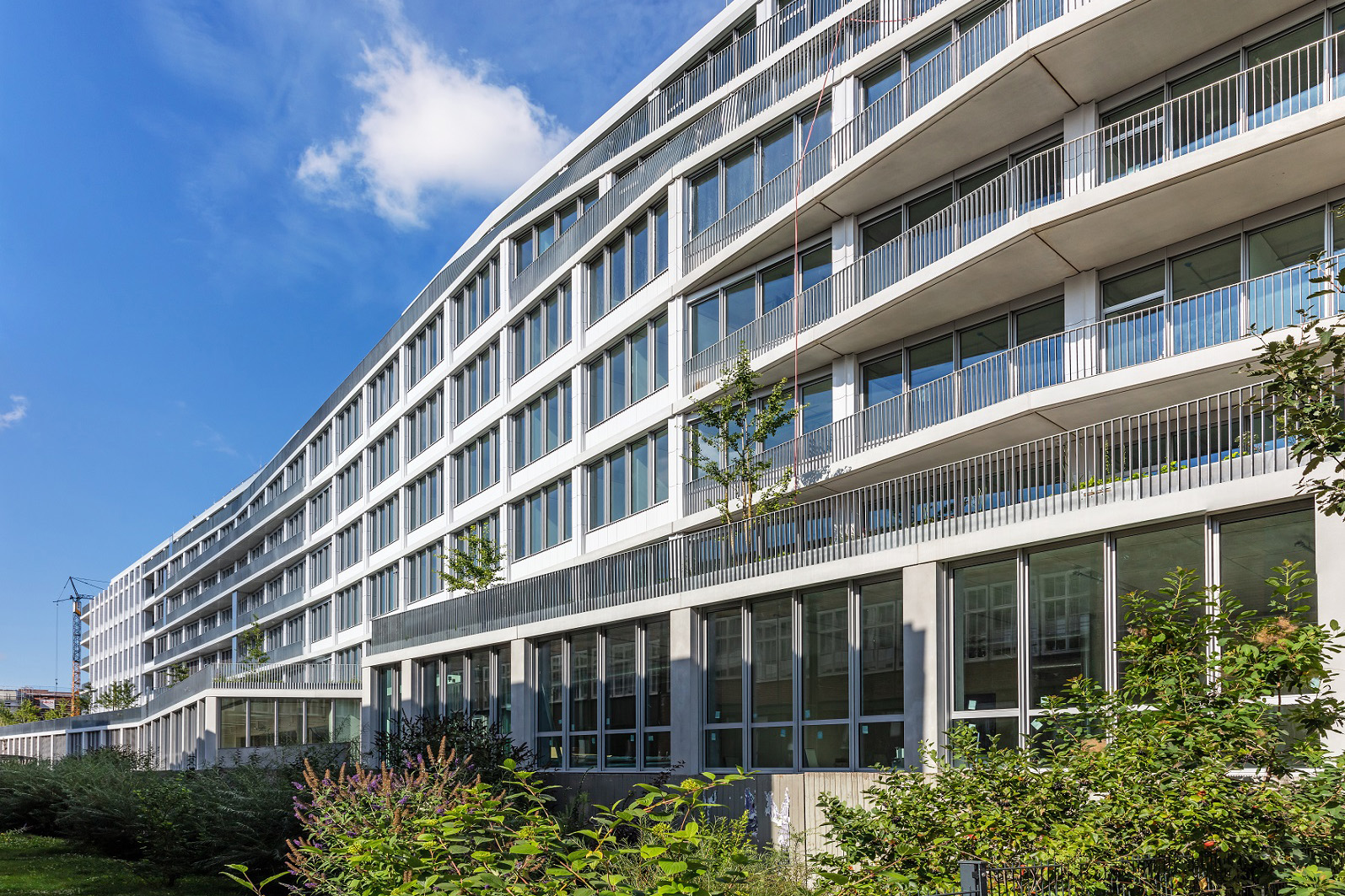 Keramikelemente gliedern Bürofassade