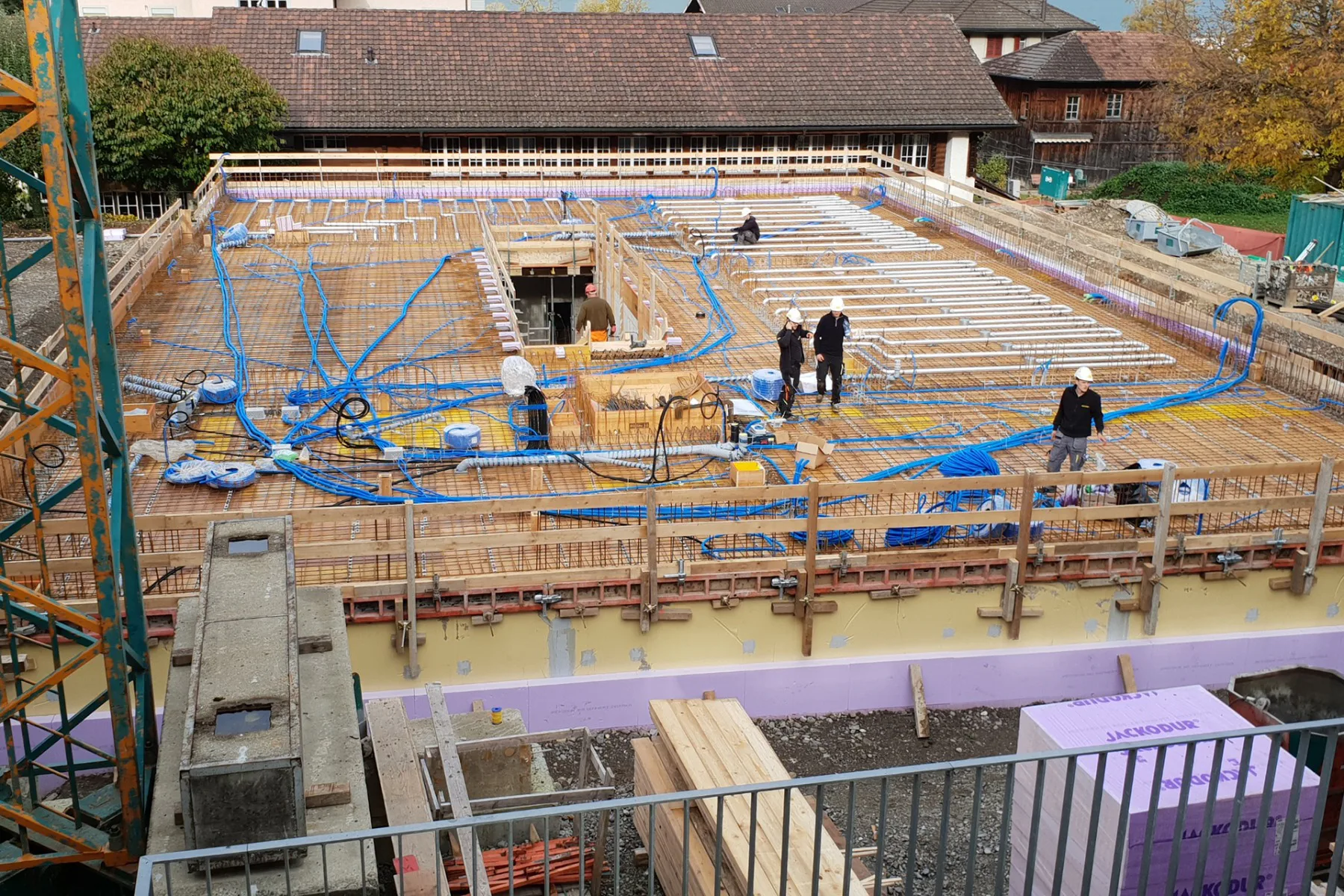 Die Aluminium-Kühlrohre mit einem Durchmesser von 80 mm wurden in der statisch neutralen Zone der Betondecke zwischen oberer und unterer Bewehrung verlegt. Das anschließende Vergießen der Decken bettet die Kühlrohre in den Beton ein.