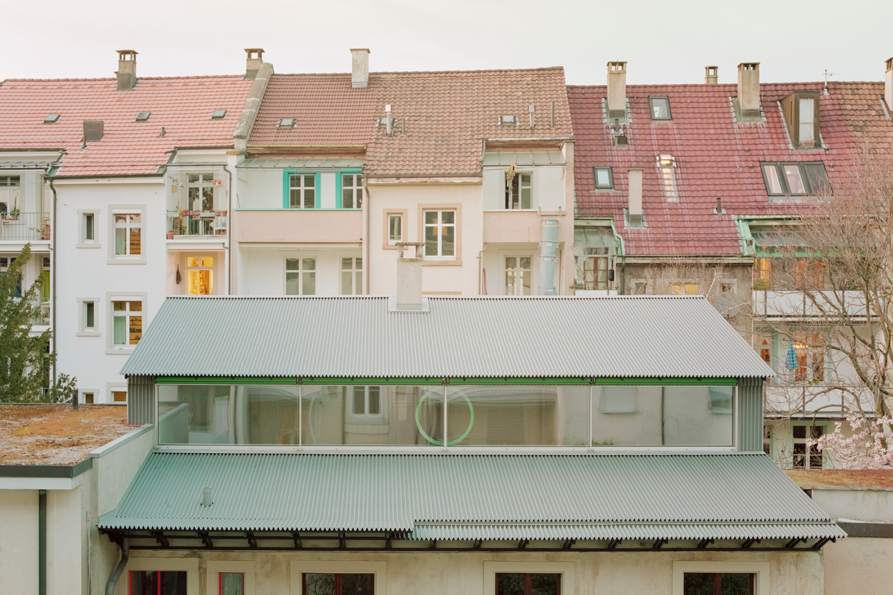 Piertzovanis Toews realisieren Dachausbau in Basel
