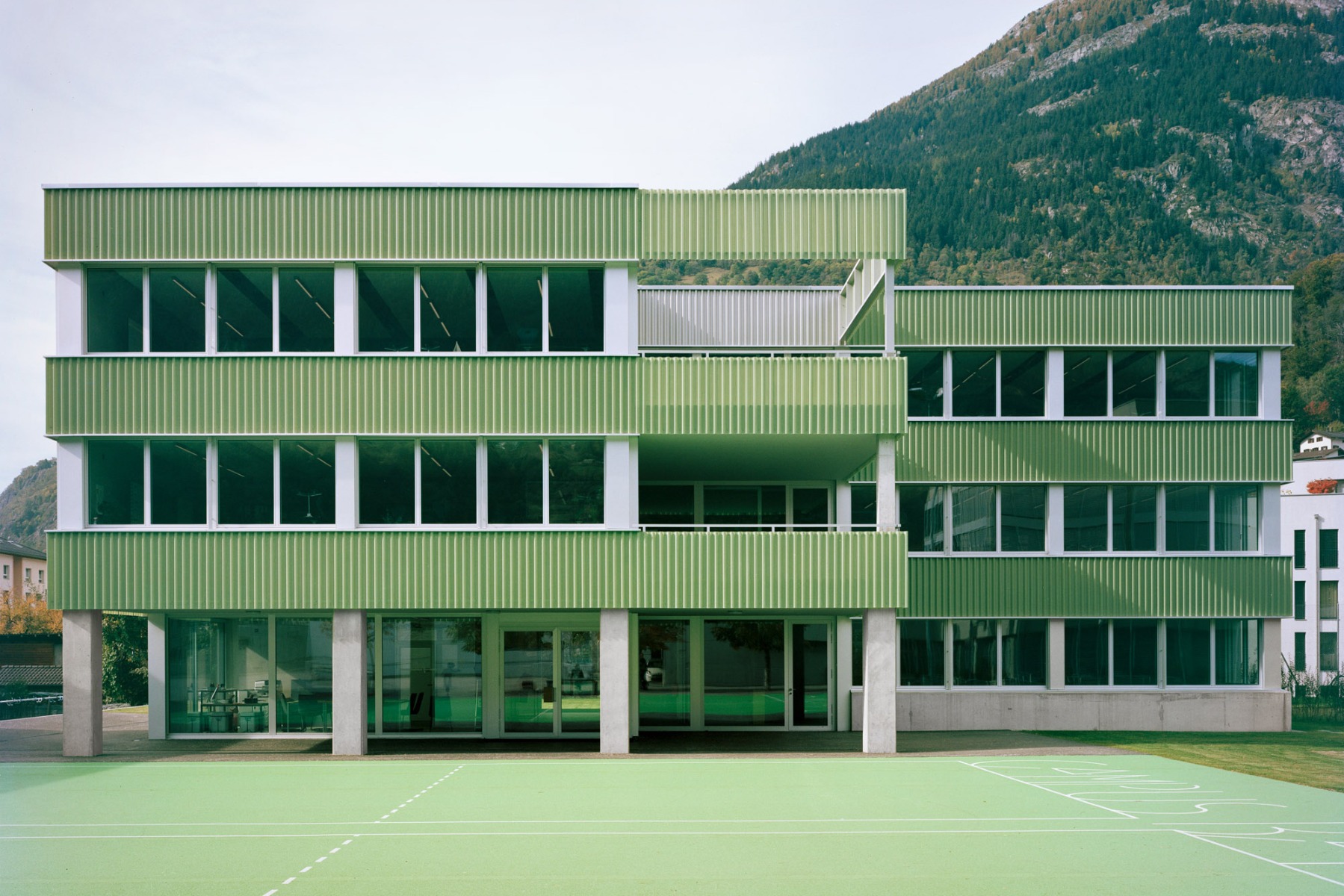 Primarschulhaus im Wallis von Office Oblique