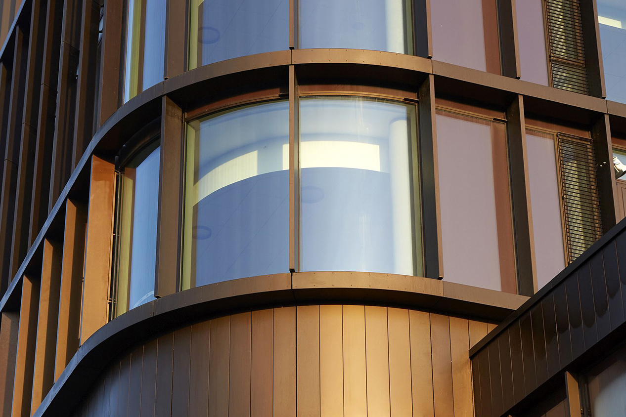 Hochhausfassade aus Kupfer und Sonnenschutzglas