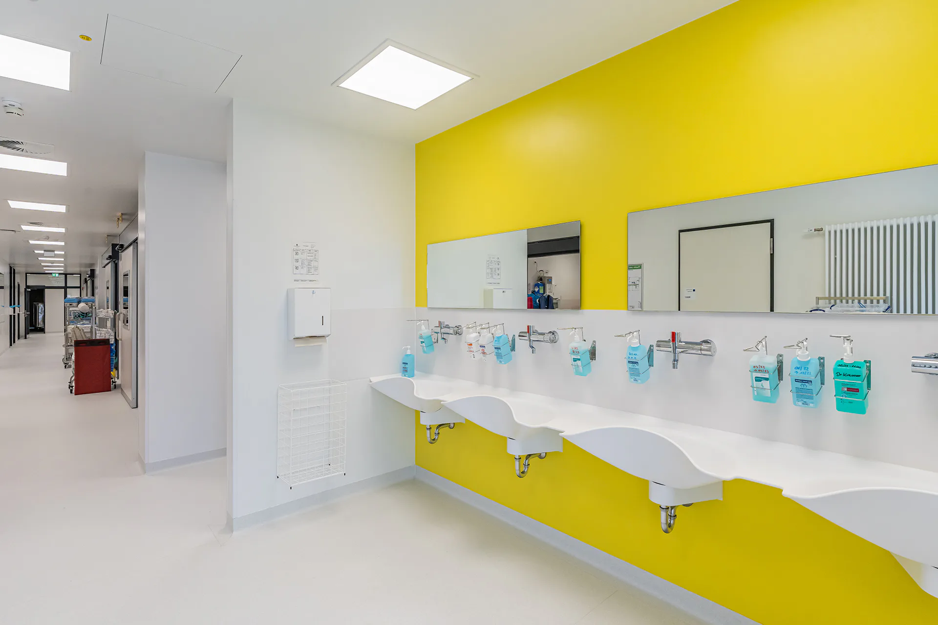 Umkleiden, Aufenthaltsräume für das Personal, Teeküchen und Sanitäranlagen ergänzen das Raumprogramm.