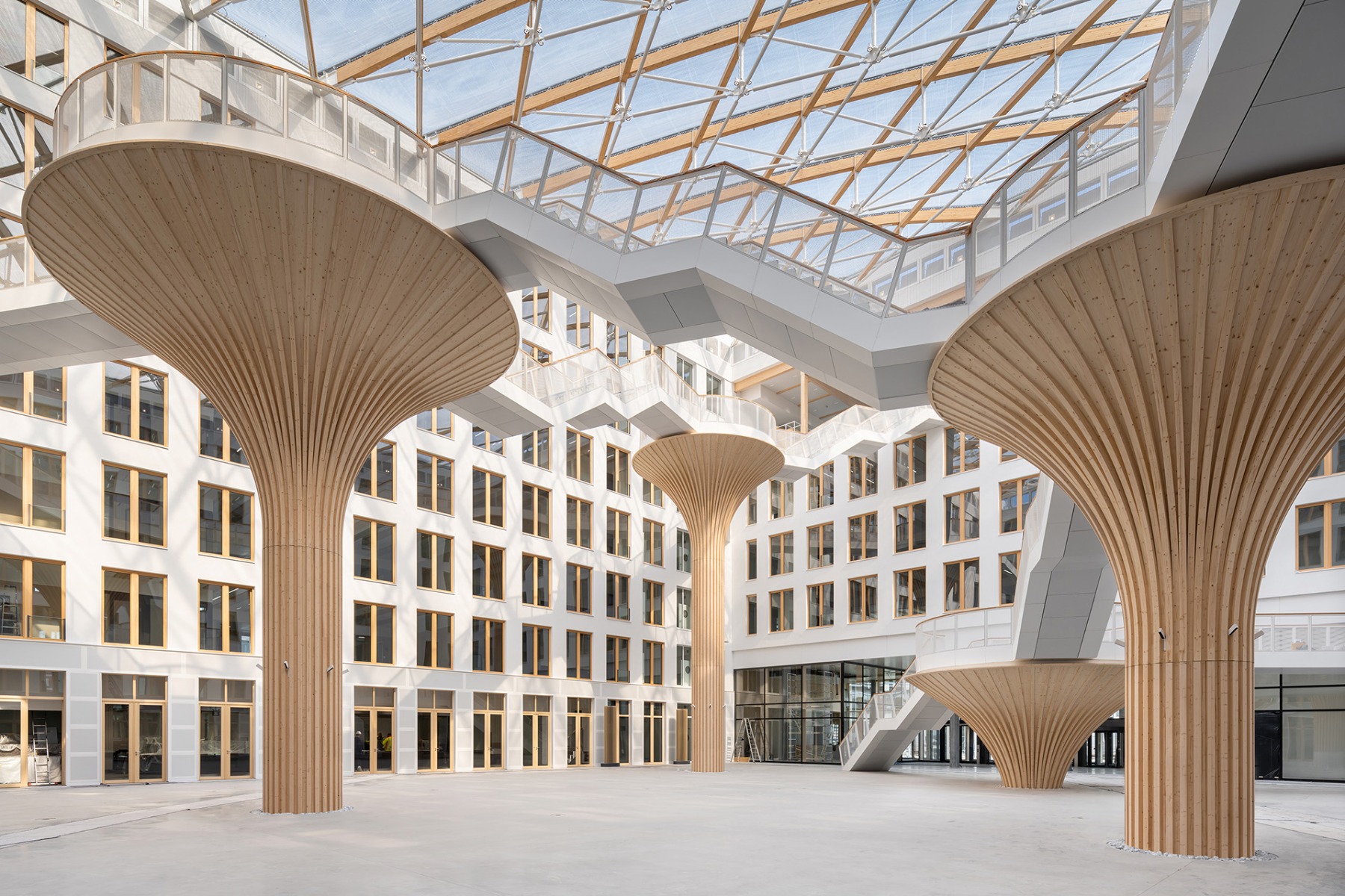 Skulpturale Treppe im Atrium des Edge Südkreuz
