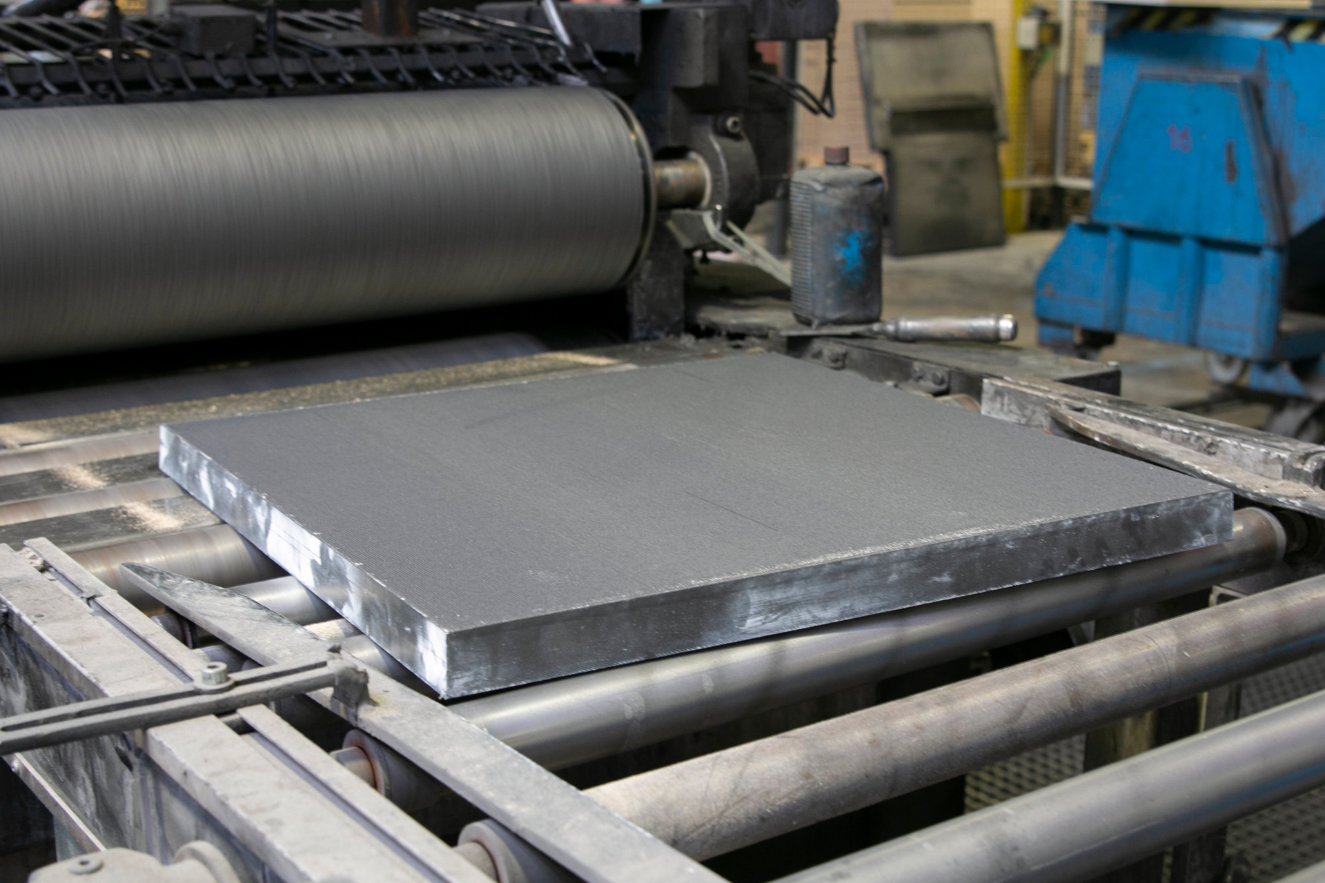 Gebrauchte Bodenplatten werden im Werk in Arnstorf aufbereitet und weiterverkauft.
