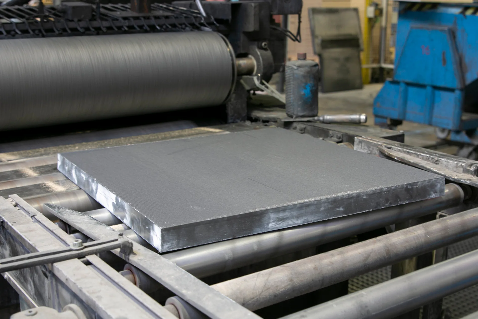 Gebrauchte Bodenplatten werden im Werk in Arnstorf aufbereitet und weiterverkauft.