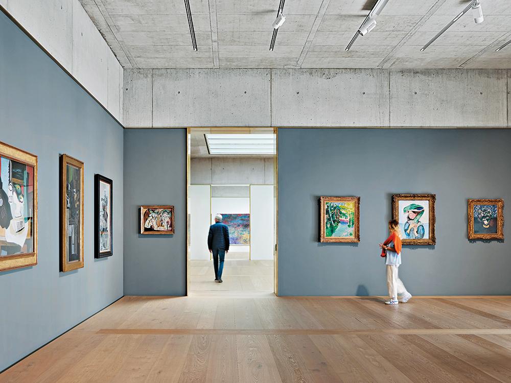Die Ausstellungsräume befinden sich in den beiden oberen Geschossen und sind als Rundgang mit unterschiedlich großen Kabinetten konzipiert.