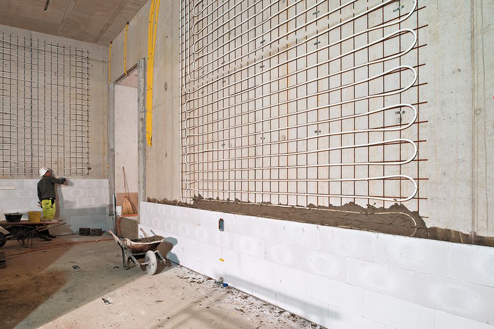 Die thermische Bauteilaktivierung ist ein wesentliches Element des Energiekonzepts. Über Rohrnetze, die in den Beton eingelegt sind, wird das Gebäude je nach Bedarf geheizt oder gekühlt.