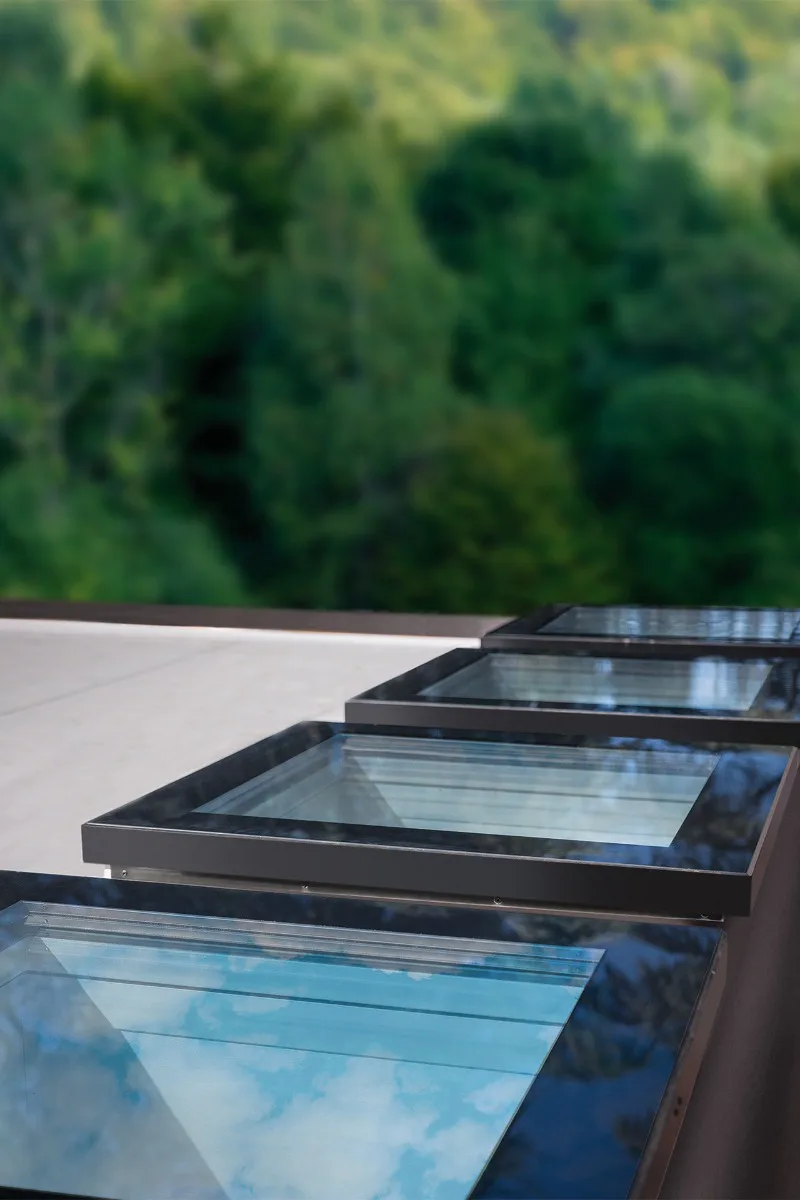 Fakro Flachdachfenster: Mit den hochwertigen Isolierverglasungen erreichen die Fenster Uw-Werte bis zu 0,64 W/m²K.
