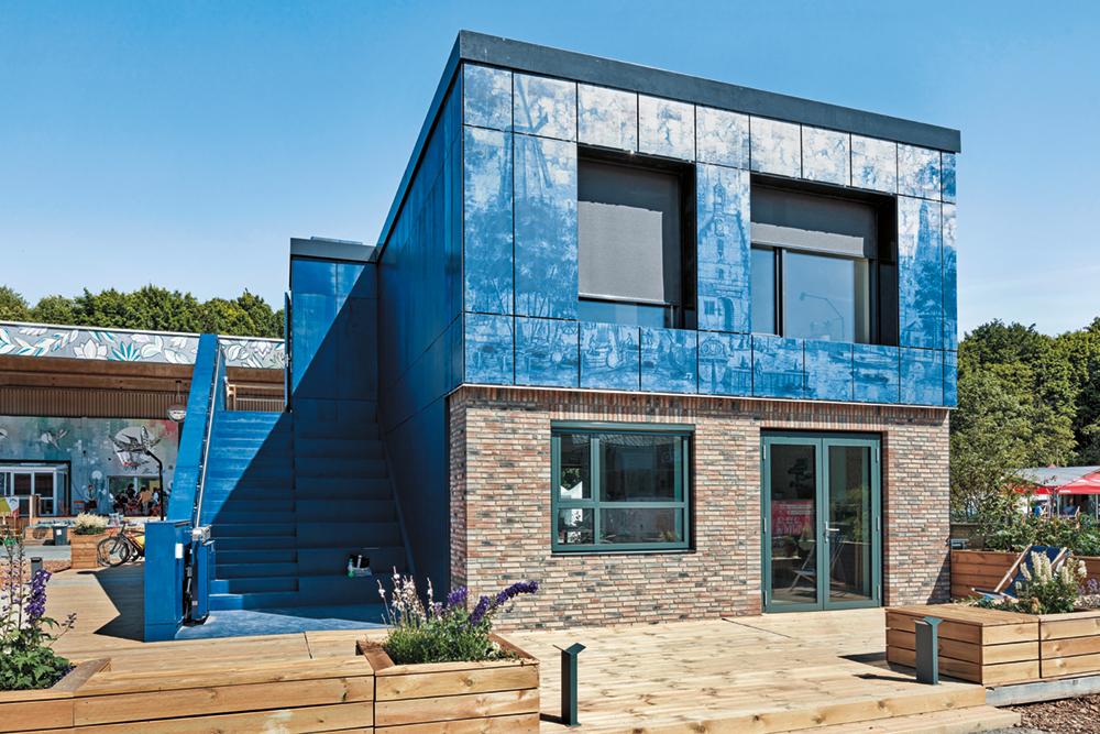 Das Team der TU Delft hat sich die Aufstockung eines Wohnblocks in Den Haag vorgenommen – mit bedruckter Photovoltaikfassade, die eine historische Stadtansicht zeigt.