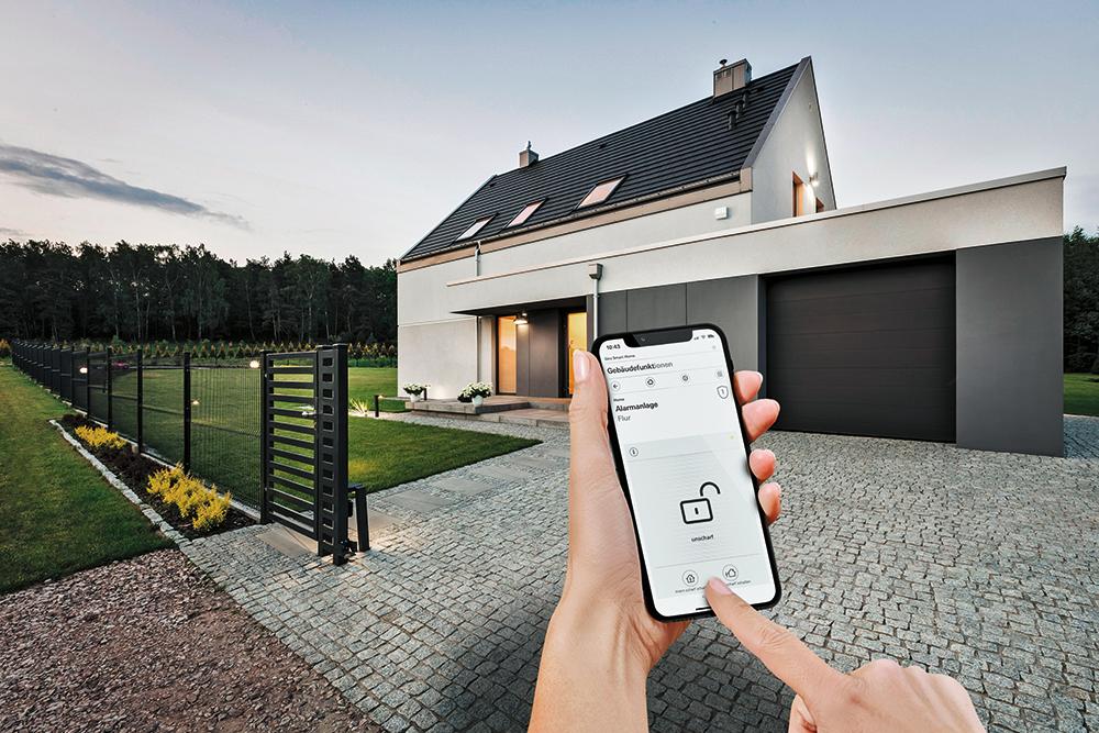 Die Gira Smart Home App ermöglicht die mobile Kontrolle des Gira-Sicherheitssystems Alarm Connect – zu Hause und unterwegs.