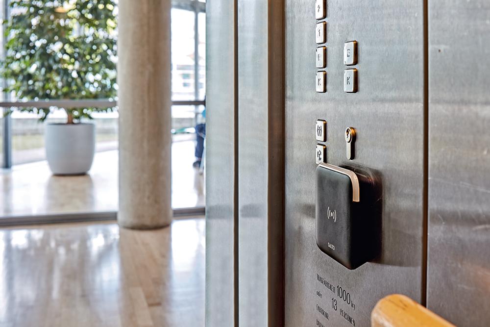 Wandleser von Salto Systems zur Aufzugssteuerung: Nutzer gelangen nur in die Etagen, für die sie berechtigt sind.