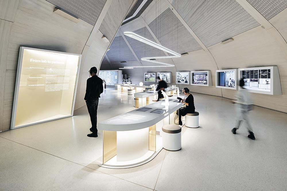 In keeping with the themes of medicine and health, white and other light-coloured materials characterize the exhibition space on the upper floor.