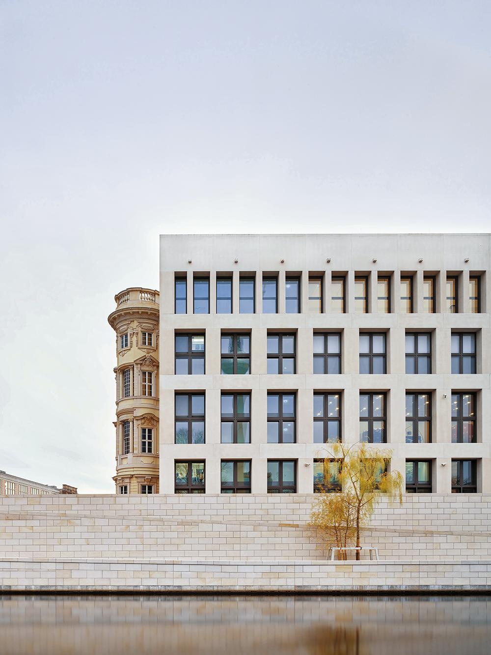 Disneyland mit monumentalen Rastern: Im Humboldt Forum in Berlin prallt der stilecht rekonstruierte Erker des preußischen Stadtschlosses auf die nichtssagende östliche Lochfassade.