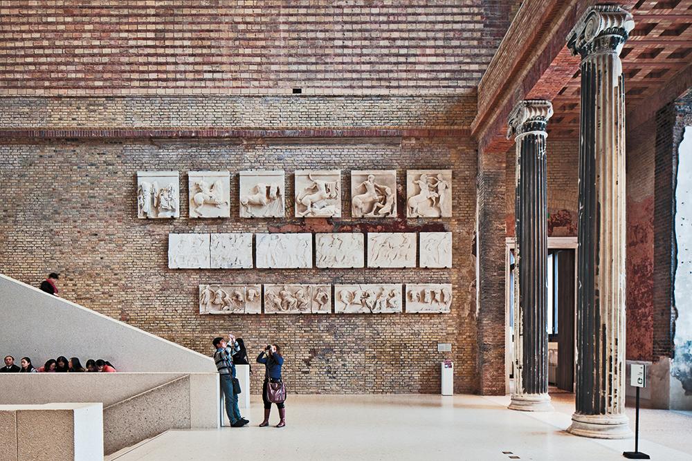 Die Treppenhalle im Neuen Museum gestalteten David Chipperfield Architects als Dialog zwischen Alt und Neu. Dabei bleiben die Geschichte des Gebäudes und seine Kriegszerstörungen sichtbar.