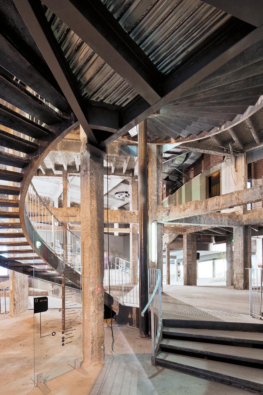Treppenhaus im Palais de Tokyo in Paris nach der Intervention von Lacaton & Vassal.
